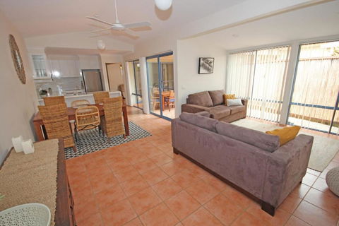Santa Barbara - QLD Tourism 1