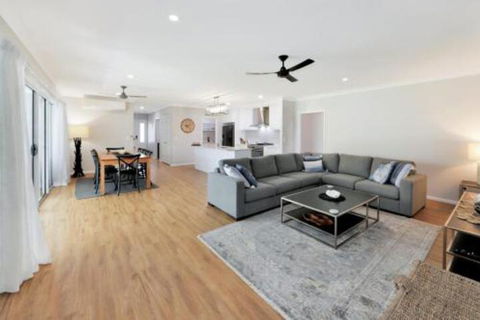 Hamptons At The Point - QLD Tourism 6
