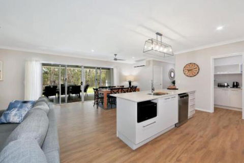 Hamptons At The Point - QLD Tourism 4