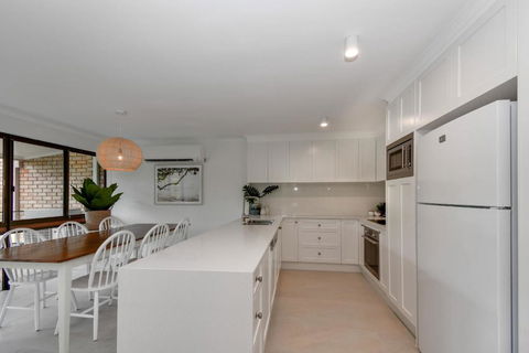 BEAUTIFULLY RENOVATED OCEANSIDE APARTMENT Lamer 9 - QLD Tourism 4