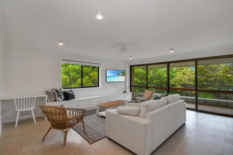BEAUTIFULLY RENOVATED OCEANSIDE APARTMENT Lamer 9 - QLD Tourism 6