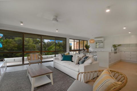 BEAUTIFULLY RENOVATED OCEANSIDE APARTMENT Lamer 9 - QLD Tourism 5