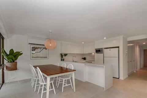BEAUTIFULLY RENOVATED OCEANSIDE APARTMENT Lamer 9 - QLD Tourism 3