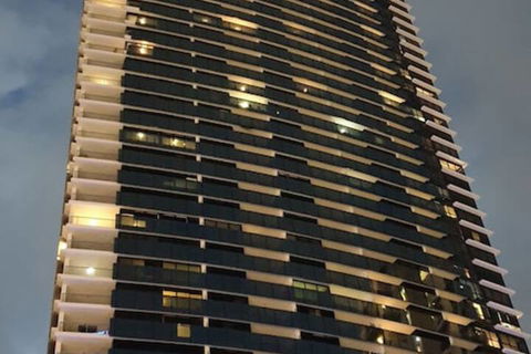 Circle On Cavill Luxury 2 Bedroom Ocean Views - Queensland Tourism 4