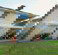 Waterfront Villa in Sanctuary Lakes - Queensland Tourism