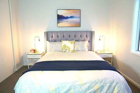 Waterfront Villa In Sanctuary Lakes - Queensland Tourism 6
