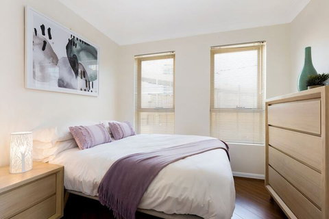 Woolloomooloo Modern Apartment 12 BRK - QLD Tourism 6