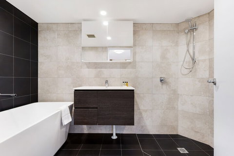 Woolloomooloo Modern Apartment 12 BRK - QLD Tourism 7