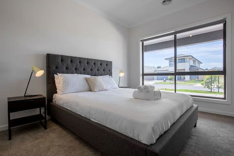 Comfy And Warm Home In Point Cook - Queensland Tourism 4