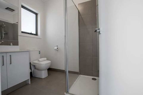 Comfy And Warm Home In Point Cook - Queensland Tourism 6