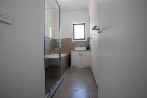 Comfy And Warm Home In Point Cook - Queensland Tourism 2
