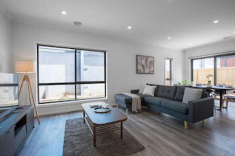 Comfy And Warm Home In Point Cook - Queensland Tourism 0