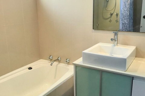 Spacious 3 Bedroom Apartment 20 Min To The CBD - QLD Tourism 2