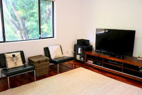 Spacious 3 Bedroom Apartment 20 Min To The CBD - QLD Tourism 0