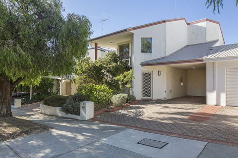 The Burswood Townhouse - Queensland Tourism 1