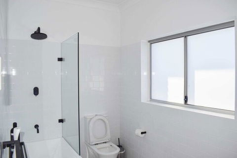 2 Bedroom Apartment With Ocean Views - QLD Tourism 5