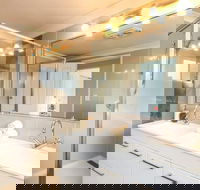 Contemporary 2 Bedroom Beachfront Apartment - QLD Tourism
