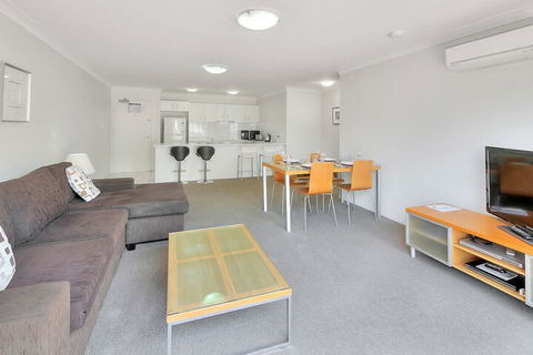 Airtrip Apartment On Russell St - Queensland Tourism 3