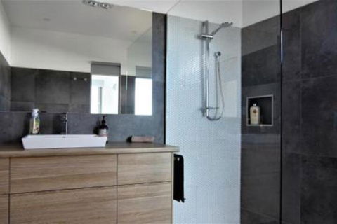 BEACHHOUSE BINALONG Luxury Waterfront Holiday House At Bay Of Fires - QLD Tourism 1