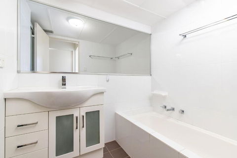 Beachpoint Unit 402 28 North Street - Queensland Tourism 4