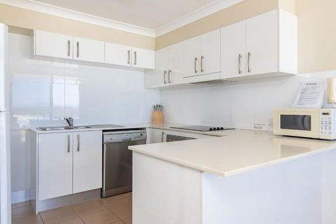 Beachpoint Unit 402 28 North Street - Queensland Tourism 6