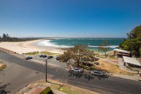 Beachpoint Unit 402 28 North Street - Queensland Tourism 3