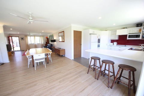 Barefoot Bungalow At Hat Head - Queensland Tourism 5