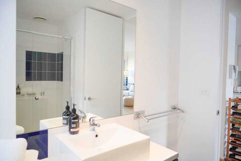 Trendy Modern 2BD Apartment Close To Beach & City - Queensland Tourism 7
