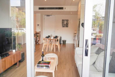 Trendy Modern 2BD Apartment Close To Beach & City - Queensland Tourism 1