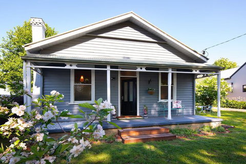 Wayward Cottage - QLD Tourism 1