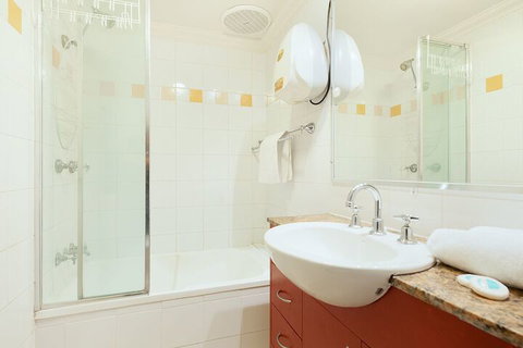 Comfy Coogee 1 Bedroom Hideaway - QLD Tourism 5