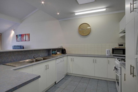 Port Lincoln Foreshore Apartments - QLD Tourism 6