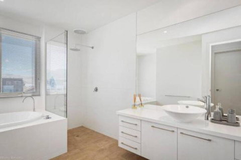 SEA NOOK Seconds From The Beach - QLD Tourism 5