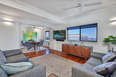 Belle Escapes Luxury Penthouse With Ocean Views - QLD Tourism 7