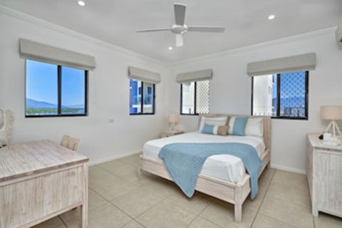 Belle Escapes Luxury Penthouse With Ocean Views - QLD Tourism 0