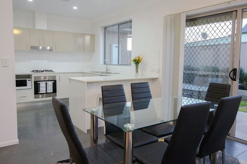 Douro Place - Queensland Tourism 1