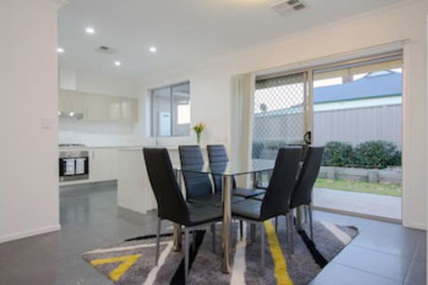 Douro Place - Queensland Tourism 0