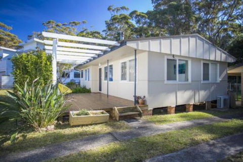 MOLLYMOOK BEACH COTTAGE - QLD Tourism 3