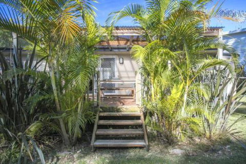 MOLLYMOOK BEACH COTTAGE - QLD Tourism 5