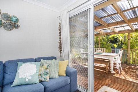 MOLLYMOOK BEACH COTTAGE - QLD Tourism 1