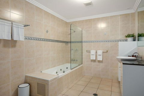 Chic City Apartment W Waterfront Views - QLD Tourism 5