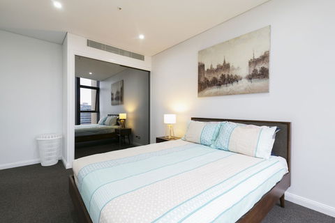 High-End Riverside Home - QLD Tourism 4