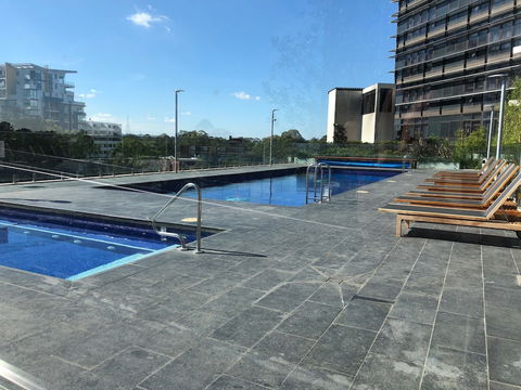 High-End Riverside Home - QLD Tourism 1