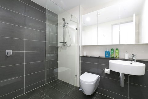 High-End Riverside Home - QLD Tourism 5
