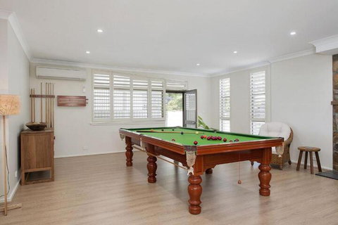 Whispering Sands 10 Sandy Point Road Luxury Waterfront Home With Aircon WIFI & Foxtel - QLD Tourism 5