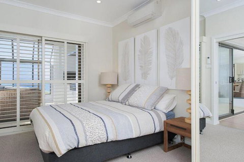 Whispering Sands 10 Sandy Point Road Luxury Waterfront Home With Aircon WIFI & Foxtel - QLD Tourism 7