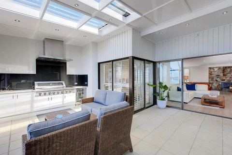 Whispering Sands 10 Sandy Point Road Luxury Waterfront Home With Aircon WIFI & Foxtel - QLD Tourism 6