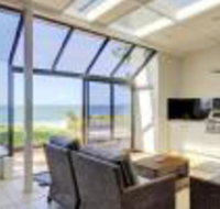 Whispering Sands 10 Sandy Point Road Luxury waterfront home with aircon WIFI  Foxtel - QLD Tourism