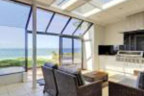 Whispering Sands 10 Sandy Point Road Luxury Waterfront Home With Aircon WIFI & Foxtel - QLD Tourism 0