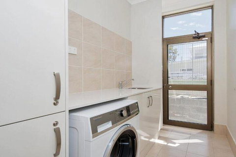 Whispering Sands 10 Sandy Point Road Luxury Waterfront Home With Aircon WIFI & Foxtel - QLD Tourism 3